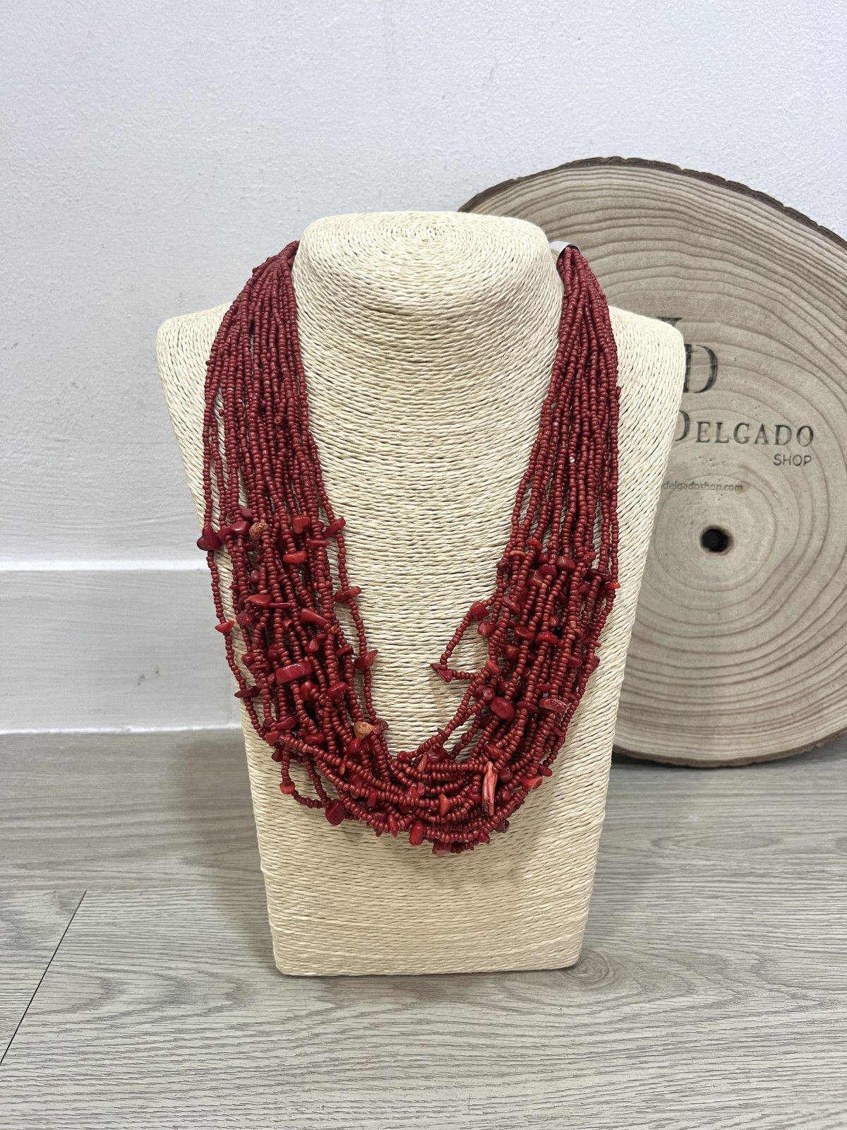 Collar rojo múltiple formado por abalorios y piedras.
