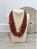 Collar rojo múltiple formado por abalorios y piedras.