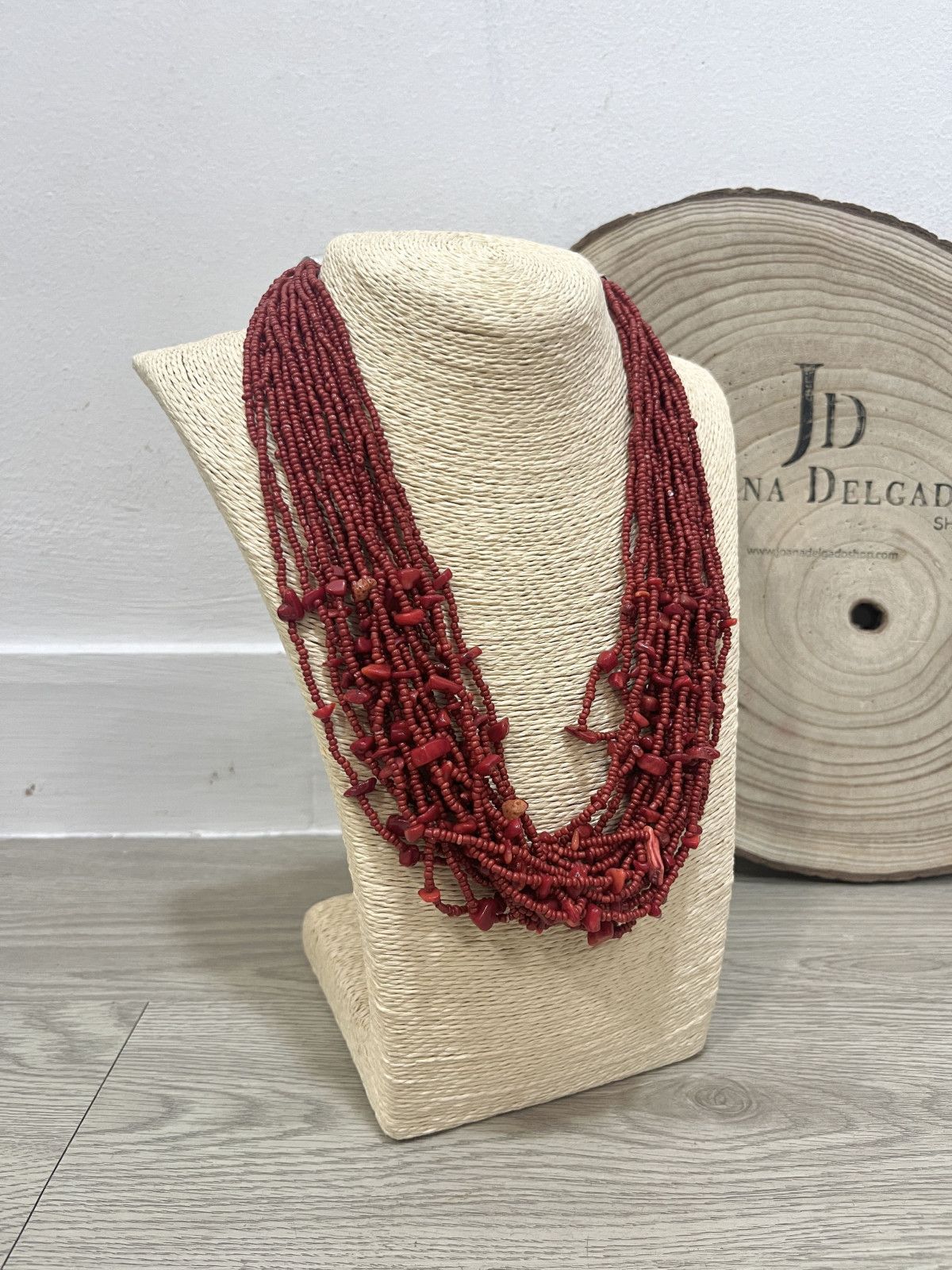 Collar rojo múltiple formado por abalorios y piedras.