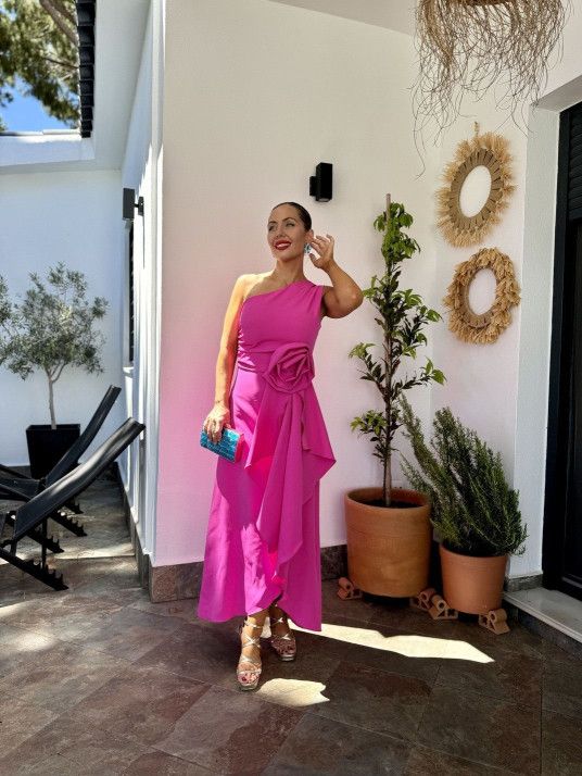 Vestido de fiesta en color rosa fucsia con hombro asimétrico.