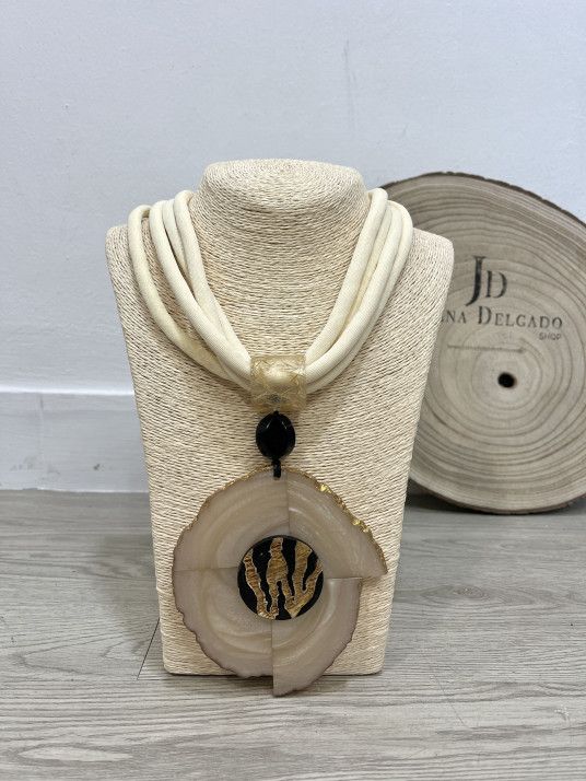 Collar de tiras de tejido de neopreno beige con medallón grande nacara