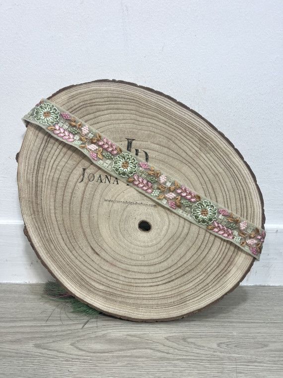 Cinturón de tul bordado con cuerda terminada en borla.