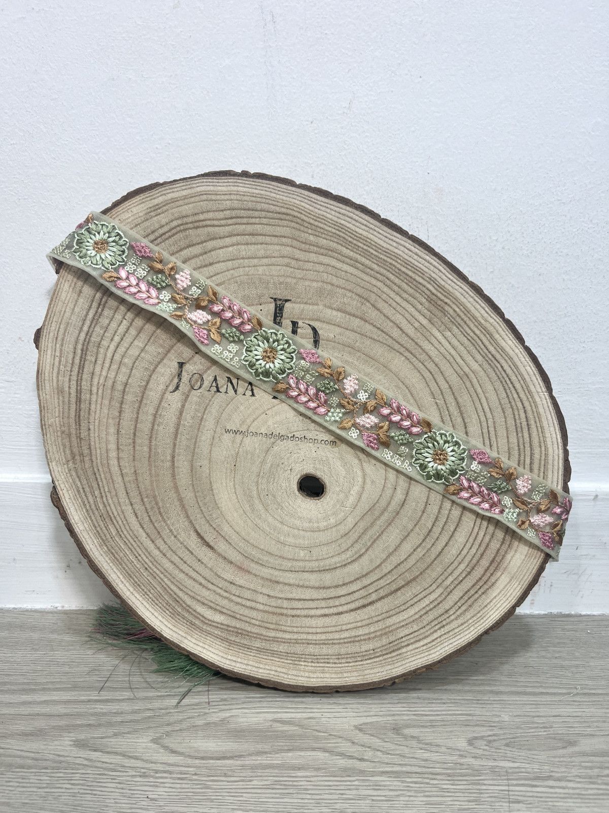 Cinturón de tul bordado con cuerda terminada en borla.