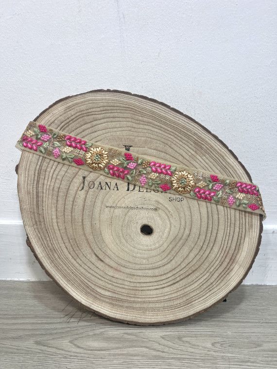 Cinturón de tul bordado con cuerda terminada en borla.