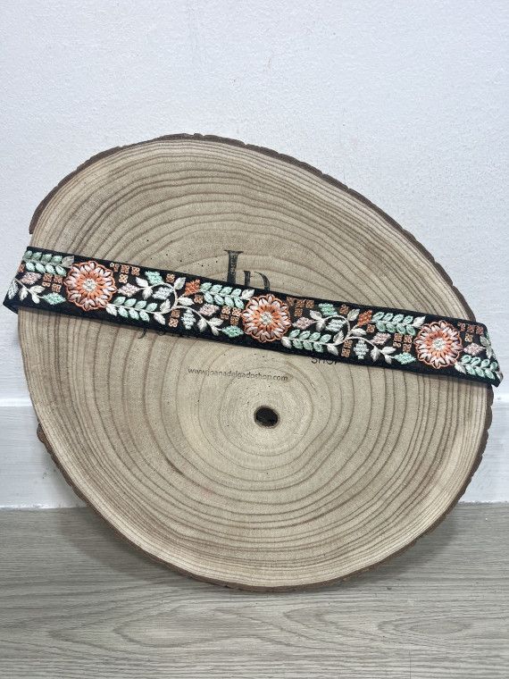 Cinturón de tul bordado con cuerda terminada en borla.