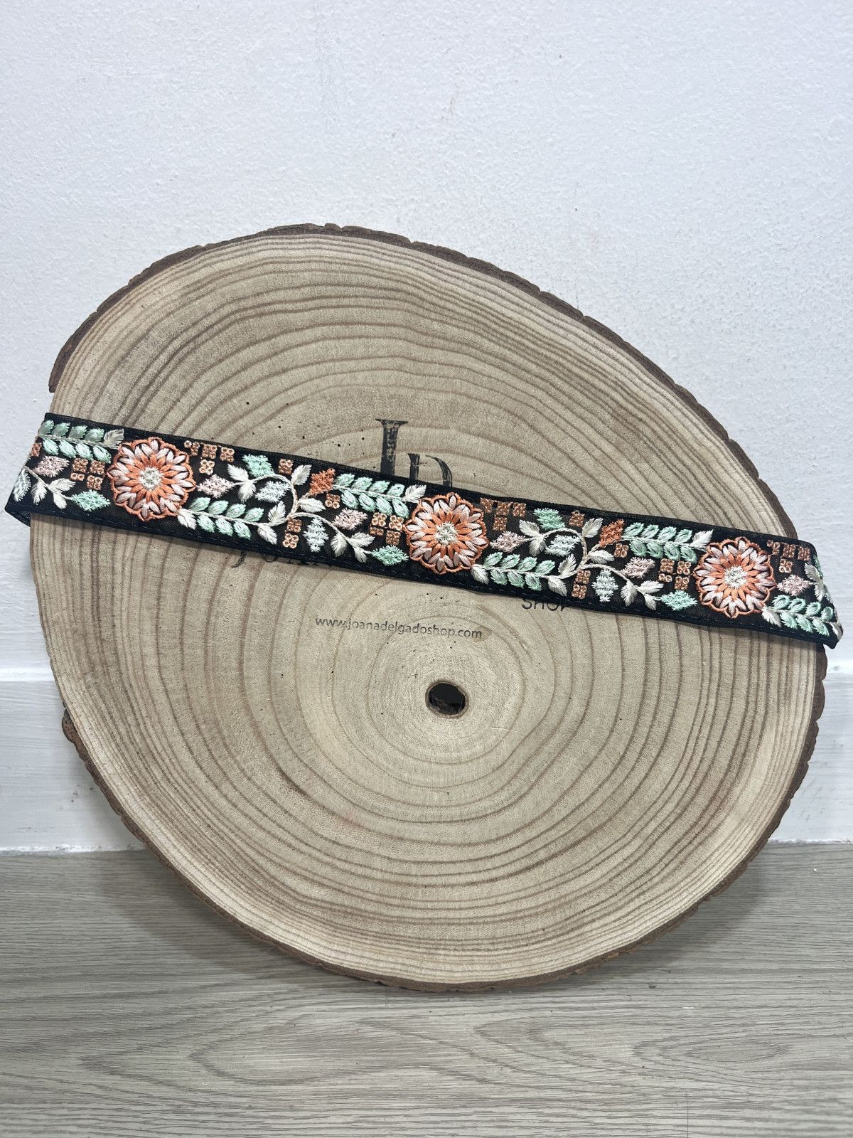 Cinturón de tul bordado con cuerda terminada en borla.