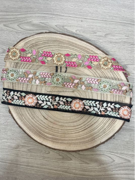 Cinturón de tul bordado con cuerda terminada en borla.