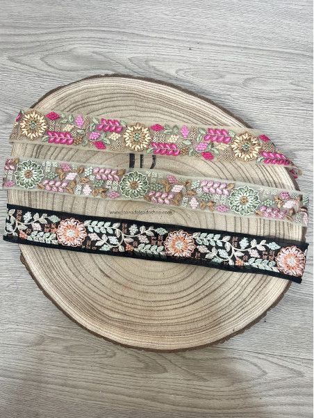 Cinturón de tul bordado con cuerda terminada en borla.