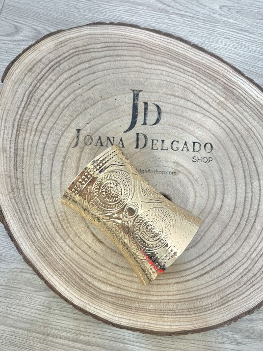 Brazalete de acero dorado efecto martillado.