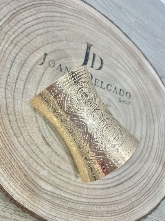 Brazalete de acero dorado efecto martillado.