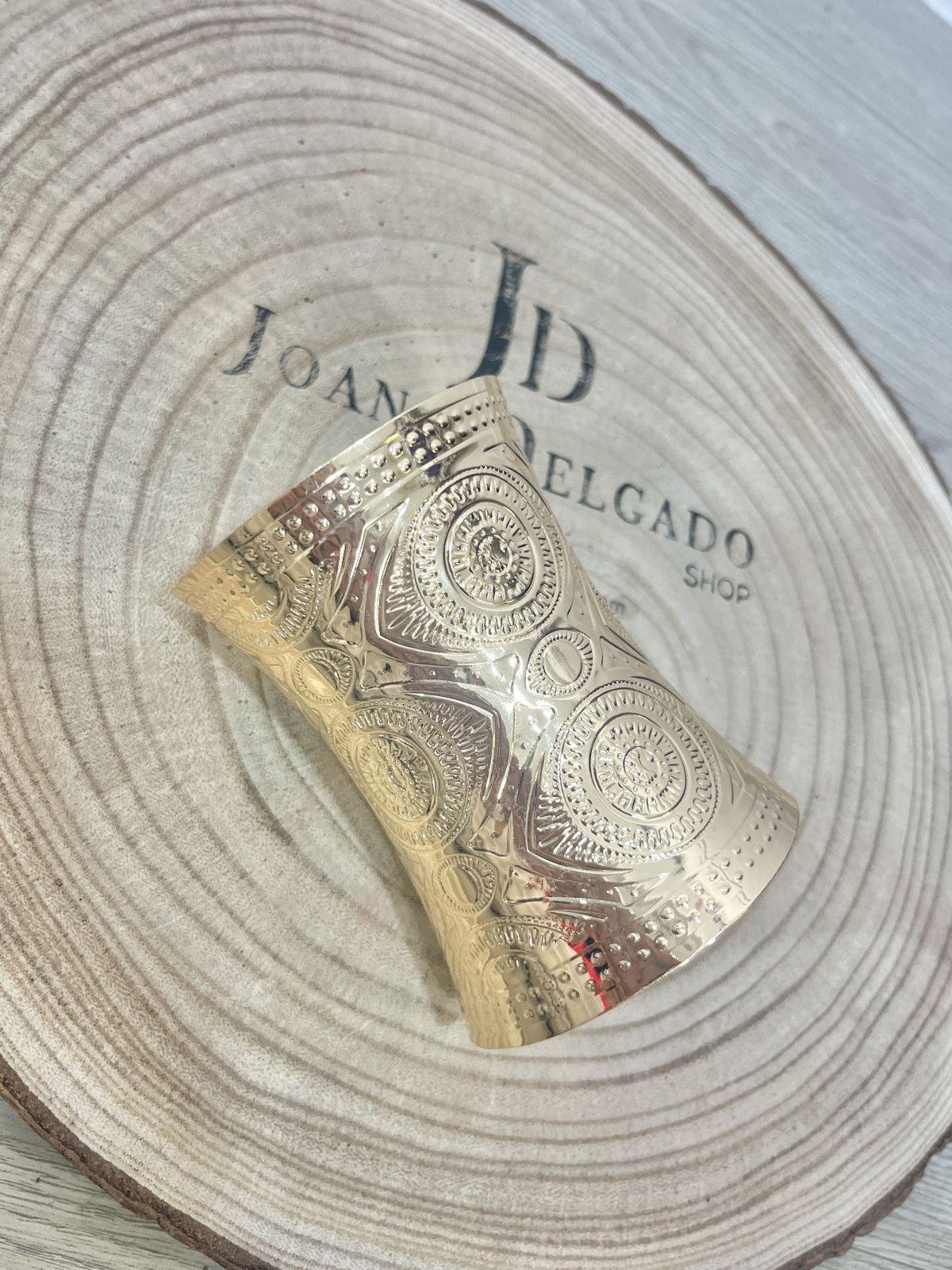 Brazalete de acero dorado efecto martillado.