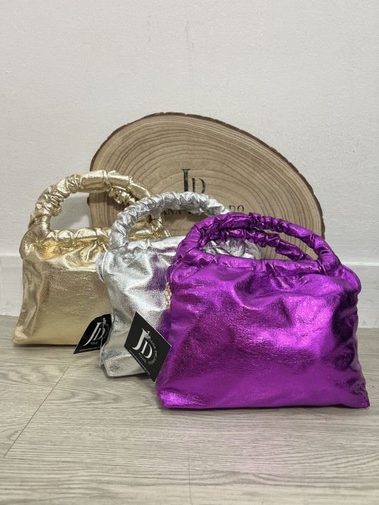 Bolso pequeño metalizado con asa.