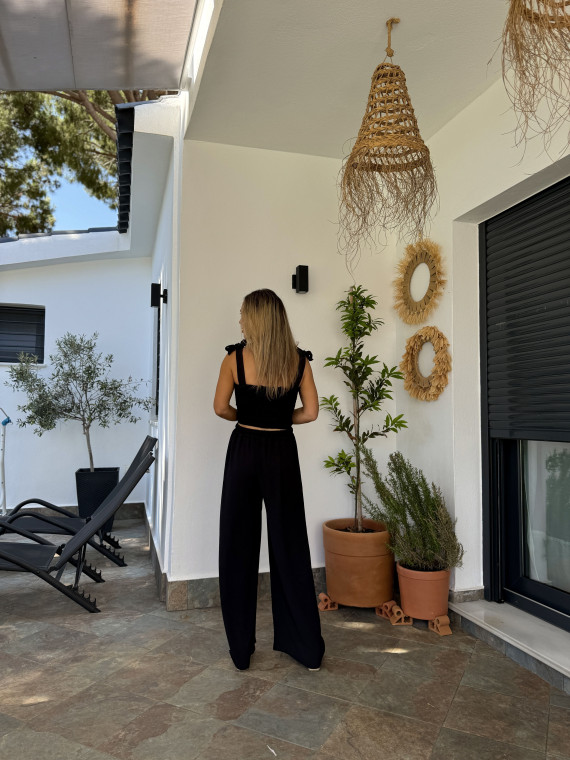 Conjunto de top en nido de abeja y tirantes y pantalón palazzo.