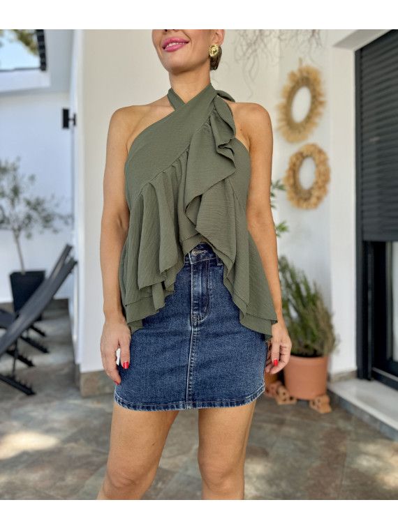 Top cruzado en parte delantera y anudado al cuello con volantes.