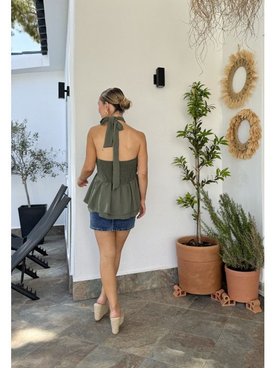 Top cruzado en parte delantera y anudado al cuello con volantes.