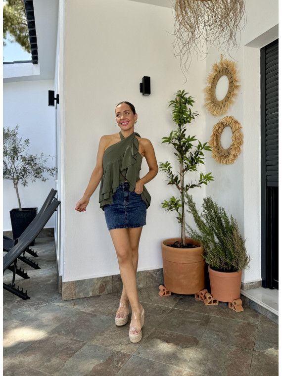 Top cruzado en parte delantera y anudado al cuello con volantes.