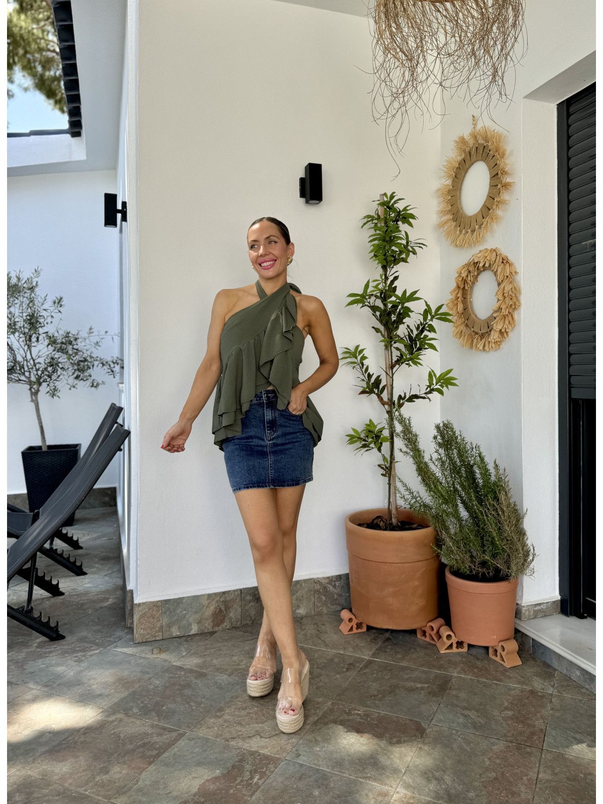 Top cruzado en parte delantera y anudado al cuello con volantes.