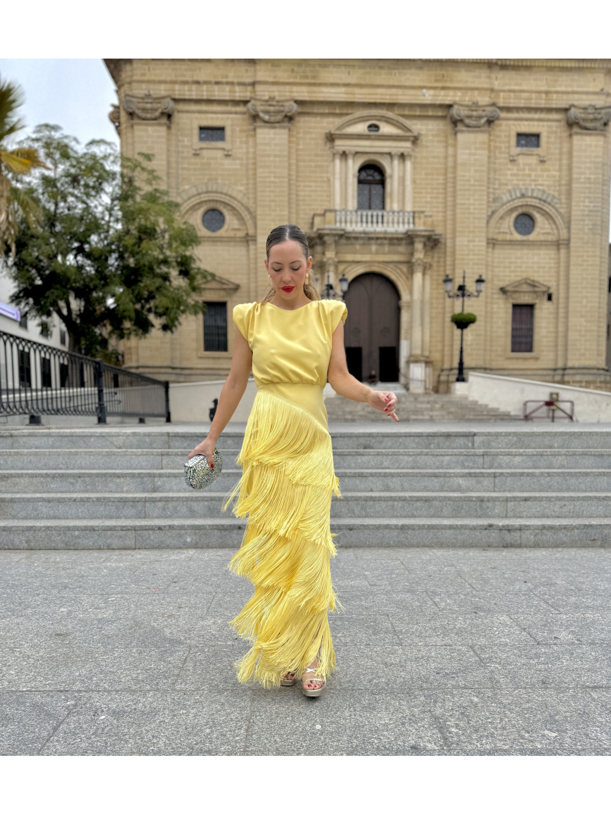 Vestido de fiesta amarillo claro con falda de flecos de seda.