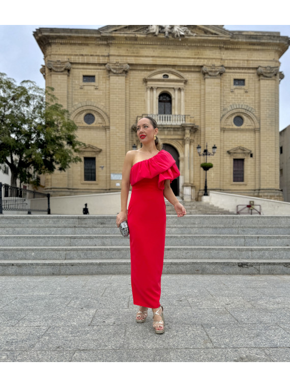 Vestido de fiesta midi en color rojo con corte asimétrico y volantes.