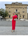 Vestido de fiesta midi en color rojo con corte asimétrico y volantes.