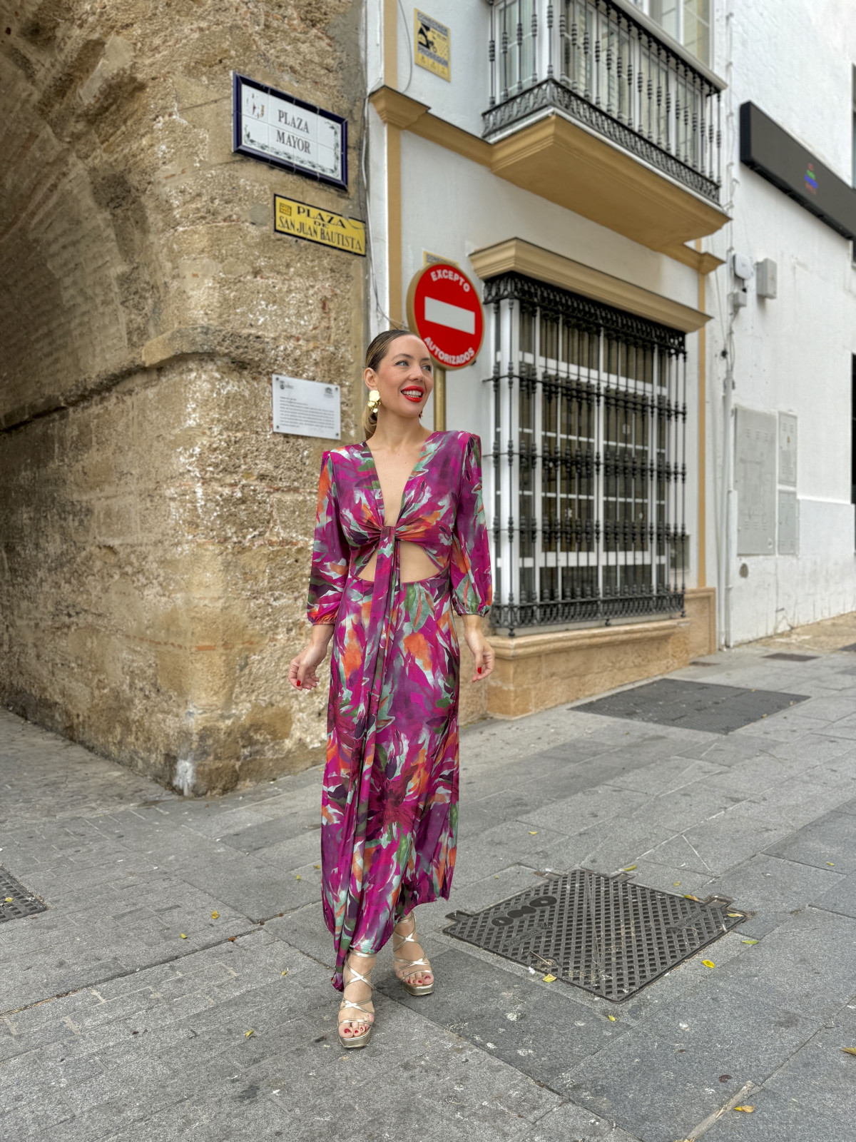 Vestido midi en tonos buganvilla con nudo en escote y pequeña abertura