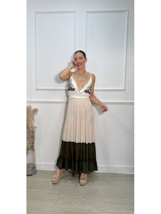 Vestido largo de vuelo tricolor con bordados en el pecho.