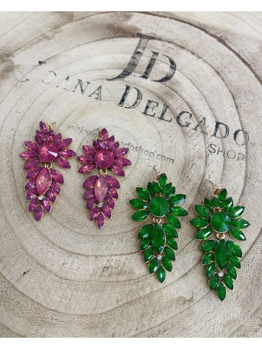 Pendiente de fiesta con piedras de color.