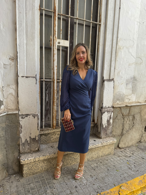 Vestido de fiesta midi en azul marino con mangas en gasa de plumeti