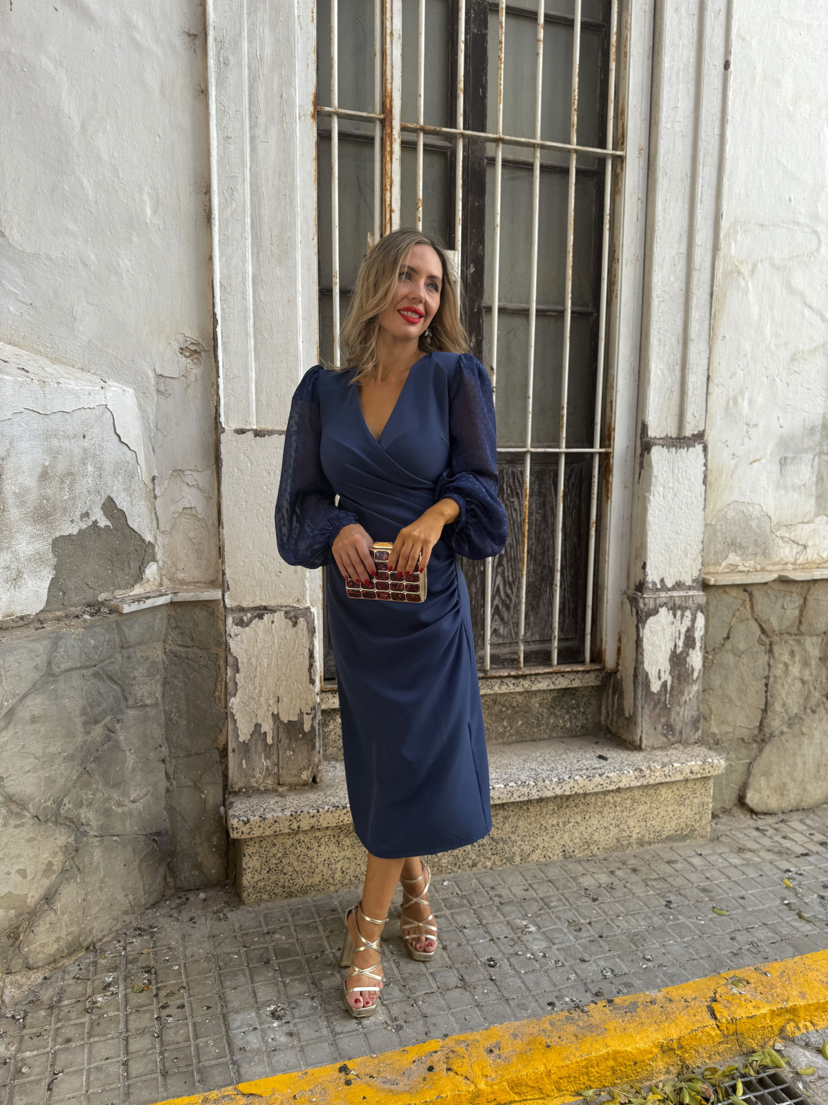 Vestido de fiesta midi en azul marino con mangas en gasa de plumeti