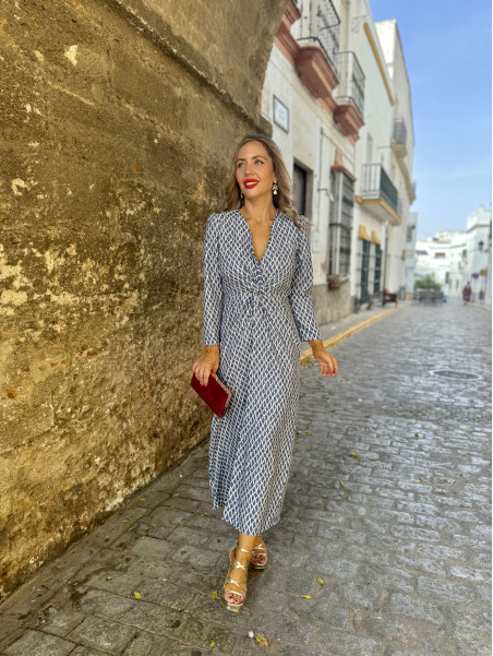 Vestido de fiesta midi en estampado geométrico de tonos azul y blanco.