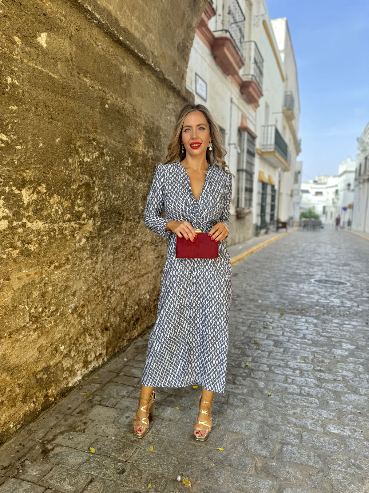 Vestido de fiesta midi en estampado geométrico de tonos azul y blanco.