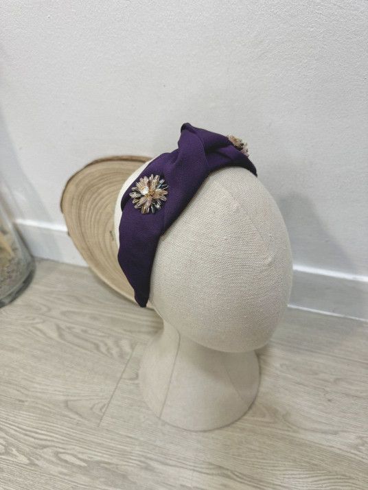 Diadema de fiesta morada con abalorios