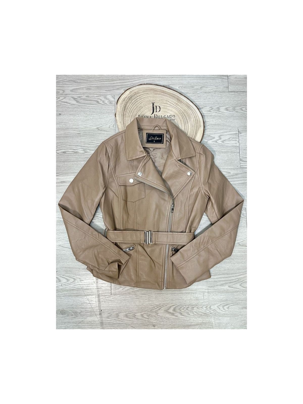 Chaqueta biker en polipiel camel.