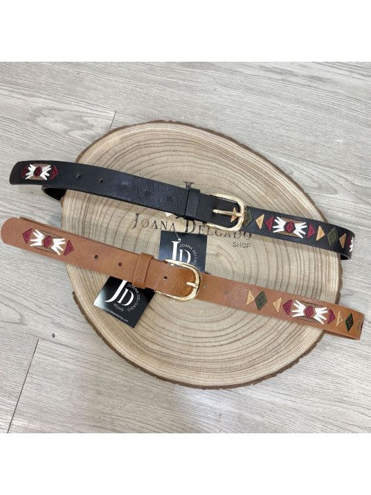 Cinturón fino de polipiel con motivos étnicos bordados.