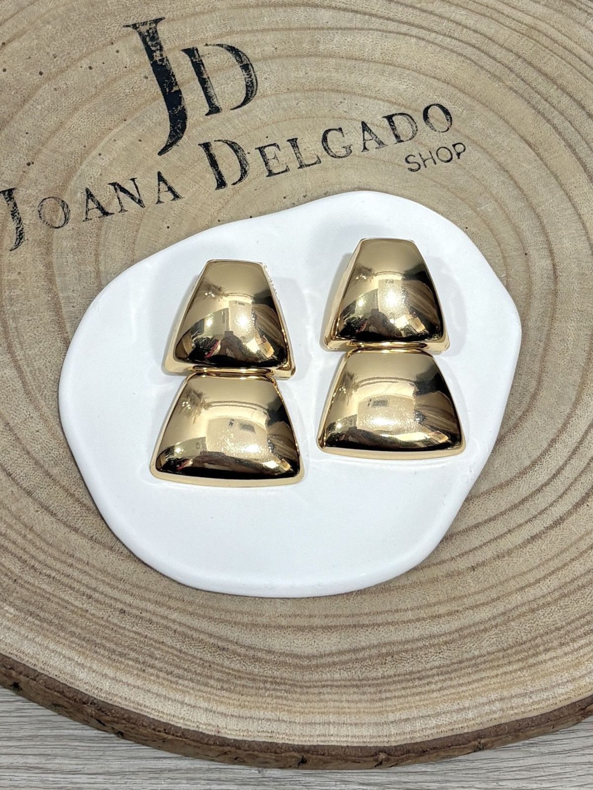 Pendientes grandes metálicos.