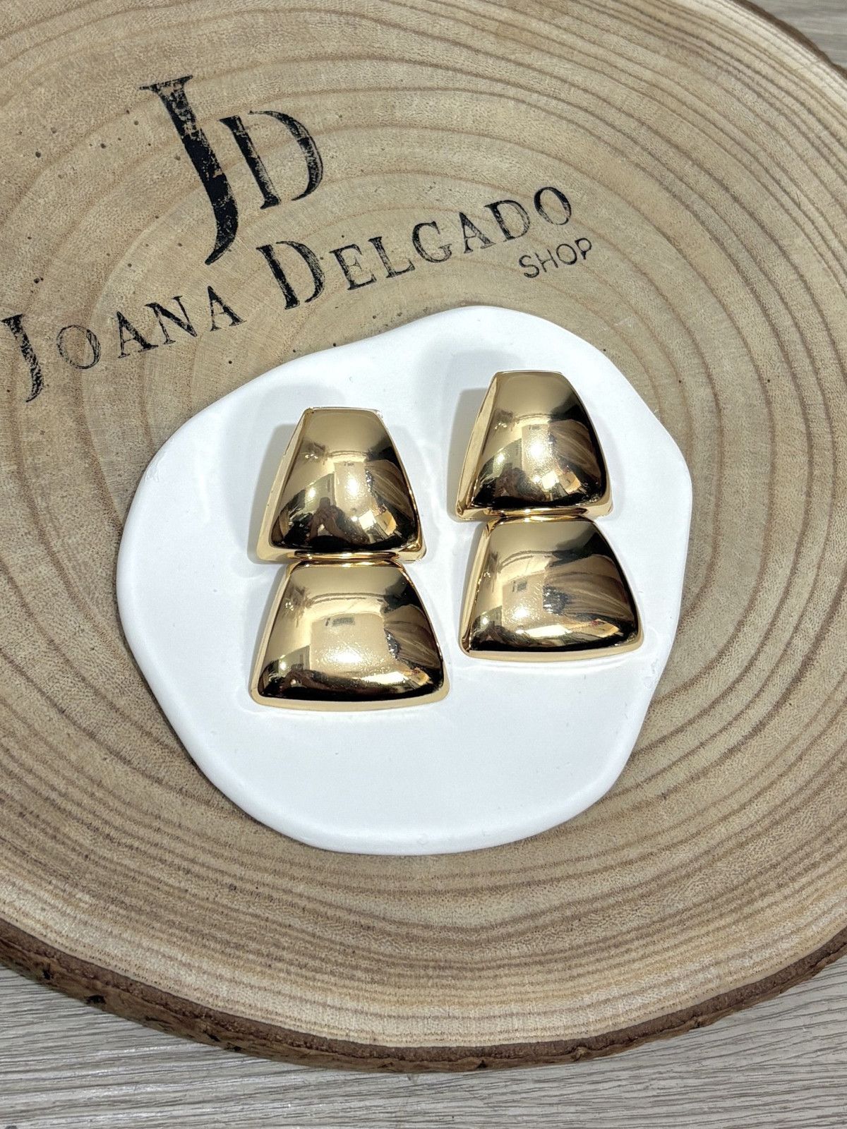 Pendientes grandes metálicos.