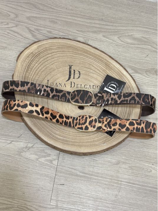 Cinturón fino de polipiel en estampado de animal print de leopardo.