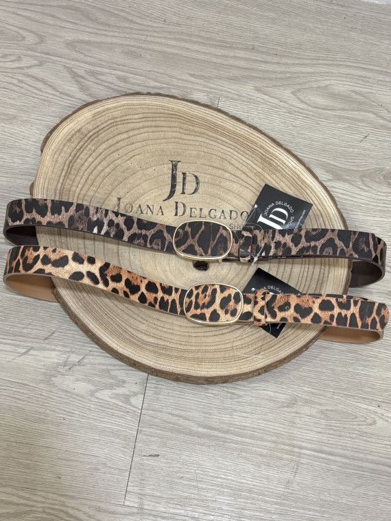 Cinturón fino de polipiel en estampado de animal print de leopardo.