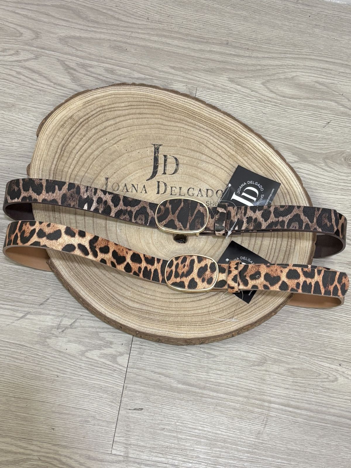 Cinturón fino de polipiel en estampado de animal print de leopardo.