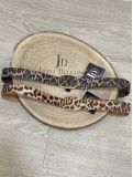 Cinturón fino de polipiel en estampado de animal print de leopardo.