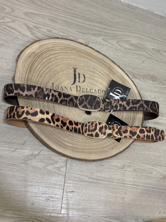 Cinturón fino de polipiel en estampado de animal print de leopardo.