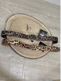 Cinturón fino de polipiel en estampado de animal print de leopardo.
