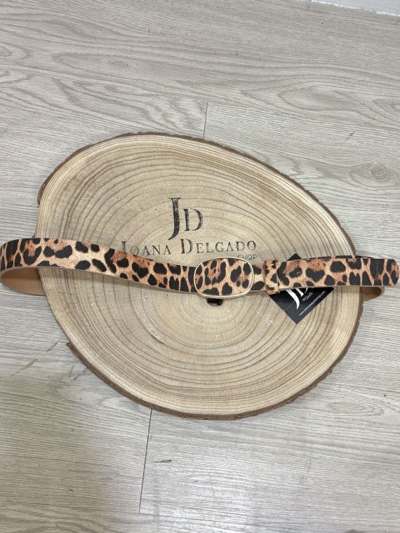Cinturón fino de polipiel en estampado de animal print de leopardo.