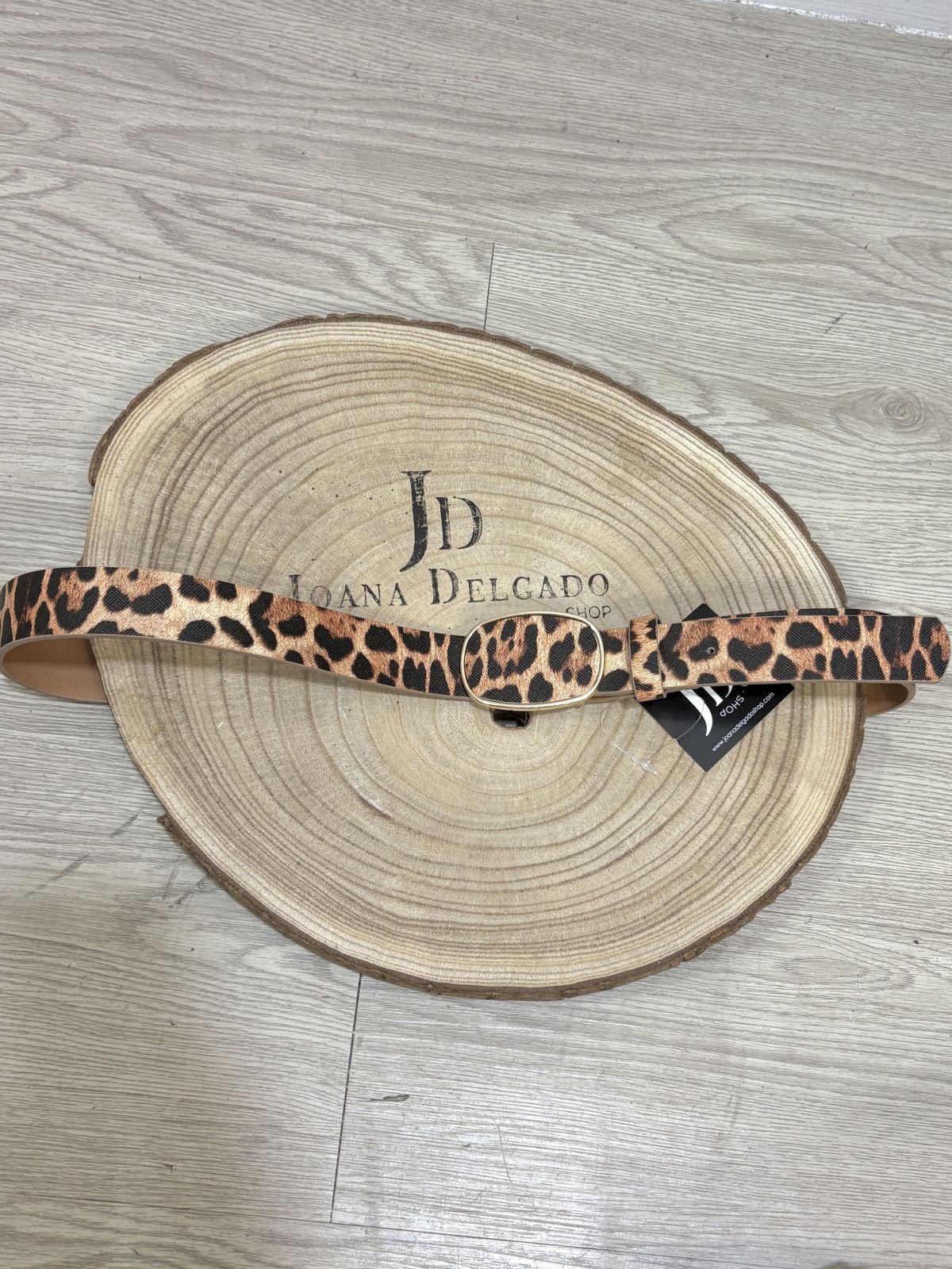 Cinturón fino de polipiel en estampado de animal print de leopardo.