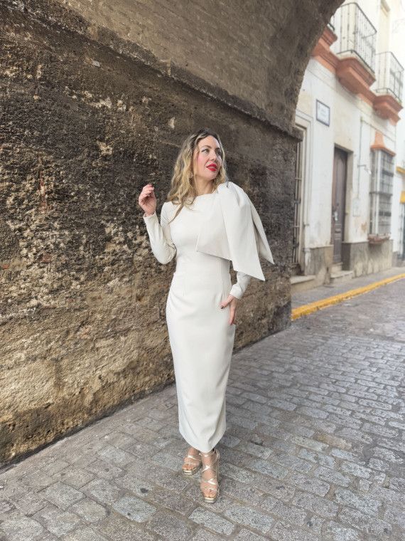 Vestido de fiesta con maxi lazada en hombro. Vestido de fiesta con maxi lazada en hombro.