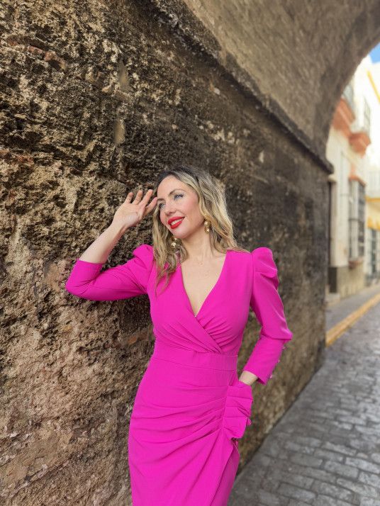 Vestido de fiesta midi con manga abullonada y frunce en el vientre.