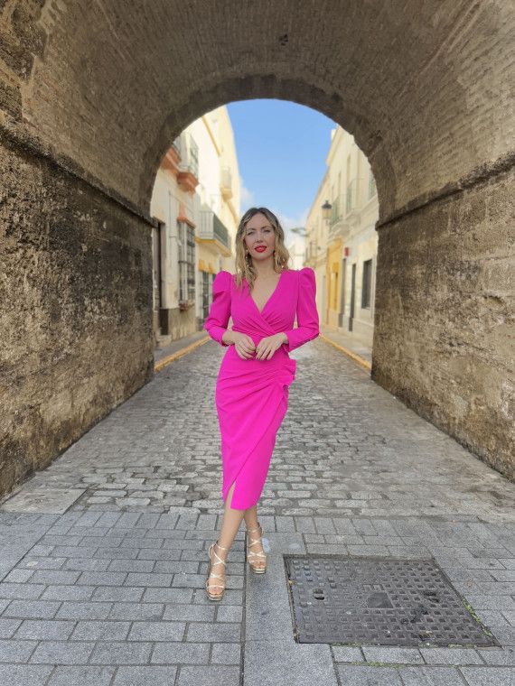 Vestido de fiesta midi con manga abullonada y frunce en el vientre.