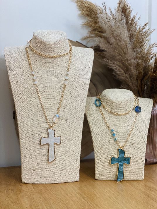 Collar dorado largo con adornos de piedras y cruz nacarada con brillo.