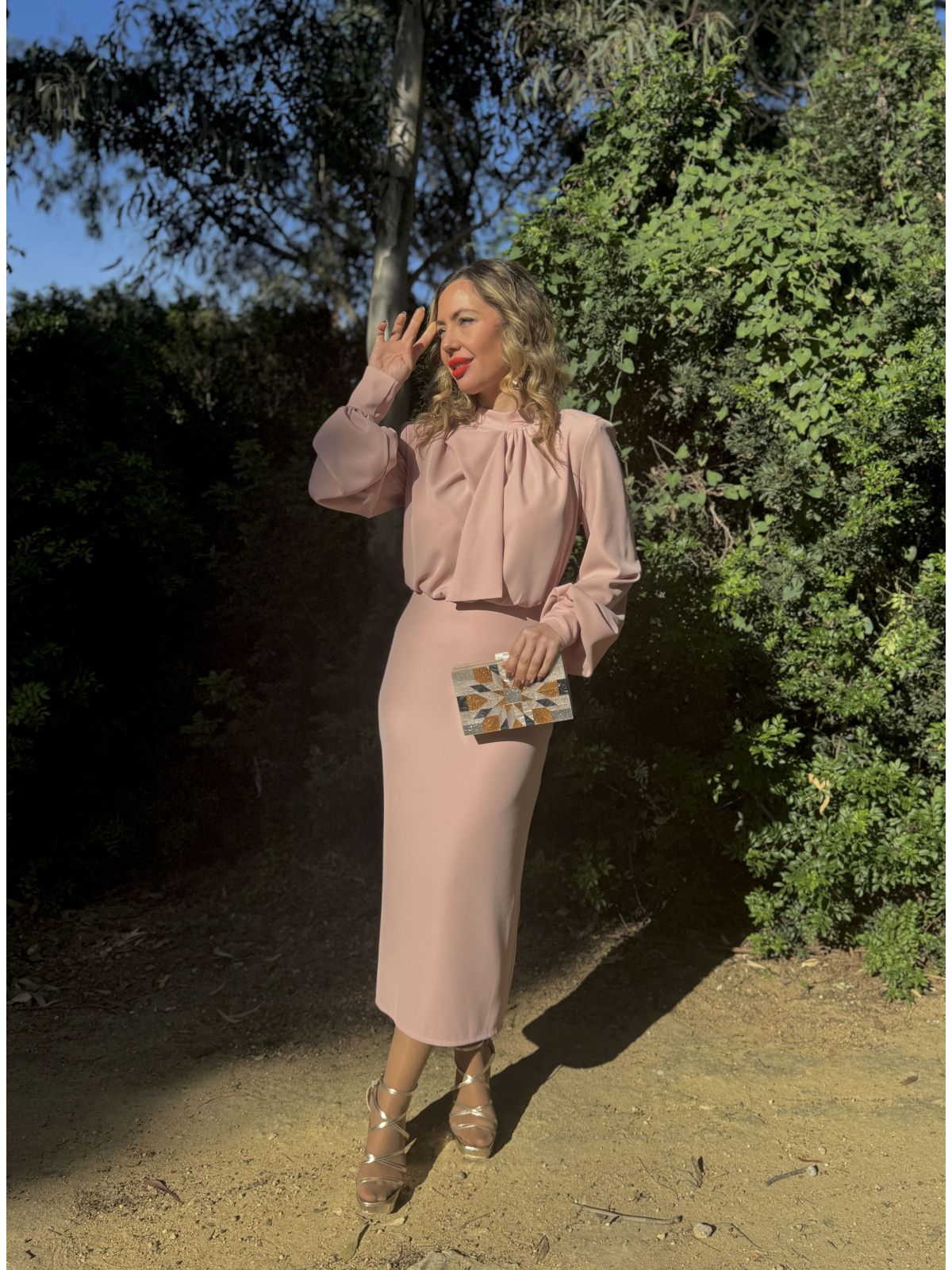 Vestido de fiesta midi con lazada al cuello y mangas abullonadas.