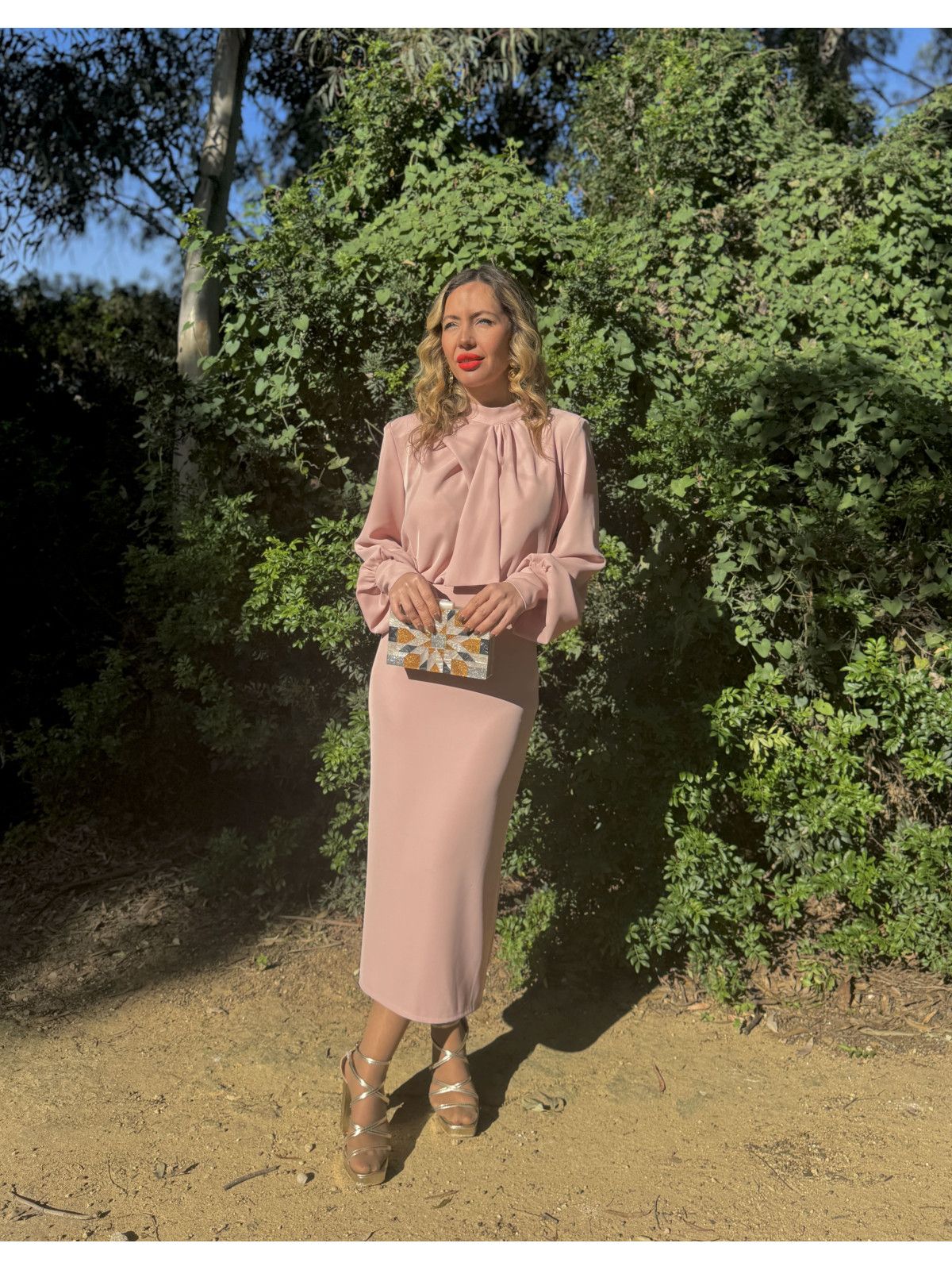 Vestido de fiesta midi con lazada al cuello y mangas abullonadas.